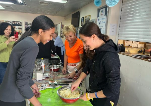 סופגניות ולביבות עם ותיקי העיר